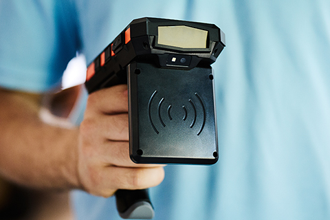 Mobilne czytniki UHF RFID – praktyczne narzędzie do szybkiej identyfikacji zasobów tam, gdzie są naprawdę potrzebne